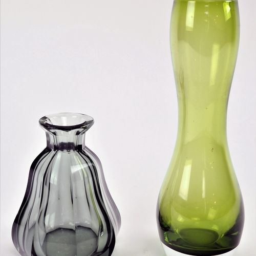 Two vases, 30s Zwei Vasen, 30er Jahre

Klarglas grünlich getönt, eine davon mit &hellip;