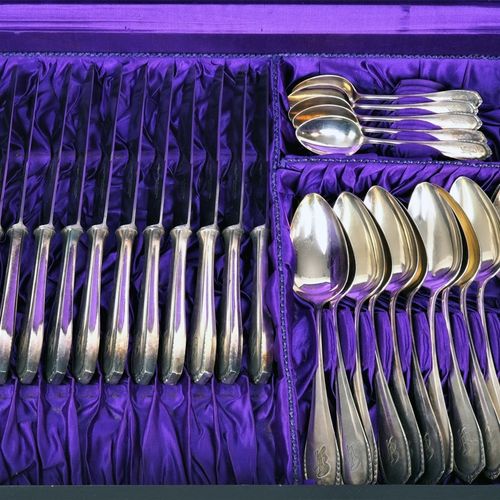 Silver-plated cutlery in case for 12 persons, 30's Couverts en argent dans un co&hellip;