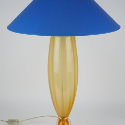 Italian designer lamp, 70s 意大利设计师灯，70年代

70年代的高质量台灯。蓝色的布艺灯罩，蘑菇形的设计，有底座，高大修长的形状。由&hellip;