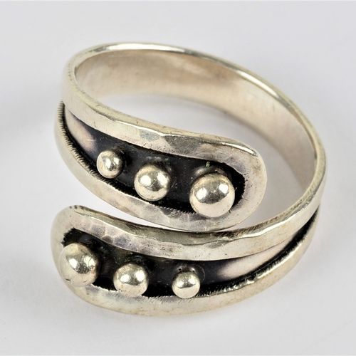 Silver jewelry set - 3 parts 银质珠宝套装 - 3部分

永恒的设计。项链（835银），长43厘米。宽手镯（835银），长约18厘米&hellip;