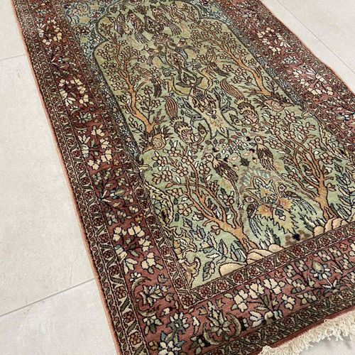 Handknotted oriental carpet, cashmere - natural silk, bird motif Tapis oriental &hellip;