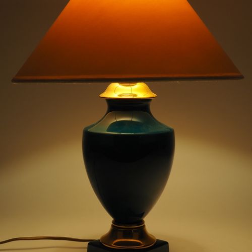 Table lamp, ceramic base. 台灯，陶瓷底座。

橄榄绿，部分镀金和上釉。圆顶型，插座E27，电气功能（无保修）。灯罩有使用过的痕迹。高9&hellip;