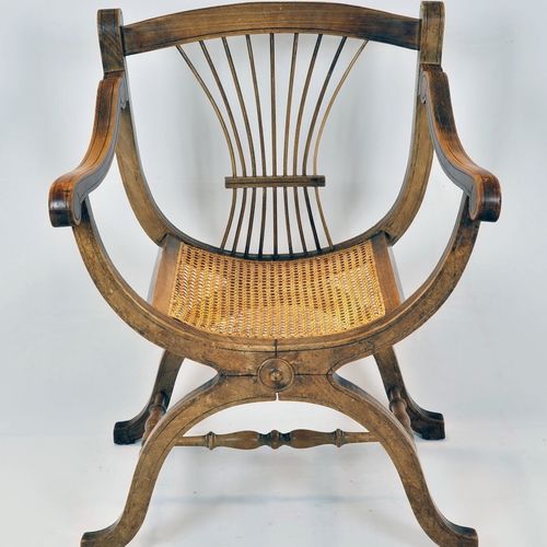 Scissors armchair around 1900 1900年左右的剪刀式扶手椅

由胡桃木制成，半圆形的座椅，有扶手，背部略微向后凸起，用薄的梯子加固&hellip;