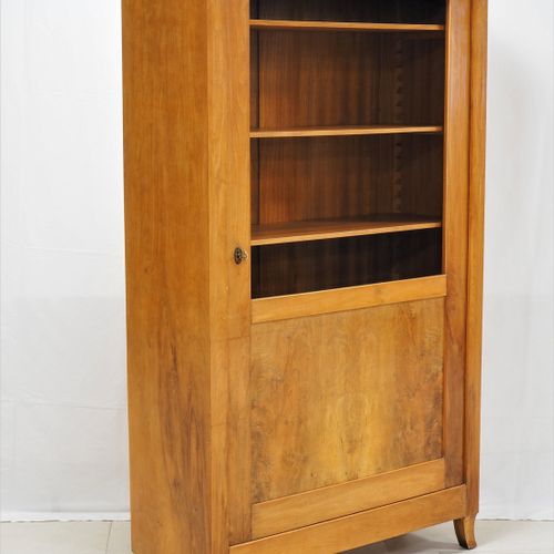 Bookcase, 30s 书柜，30年代

由木材制成，白蜡木，部分实心和贴面。直立的柜体，有向外弯曲的腿。下部有填充门，上部有玻璃门。里面有5个可调节的架子&hellip;