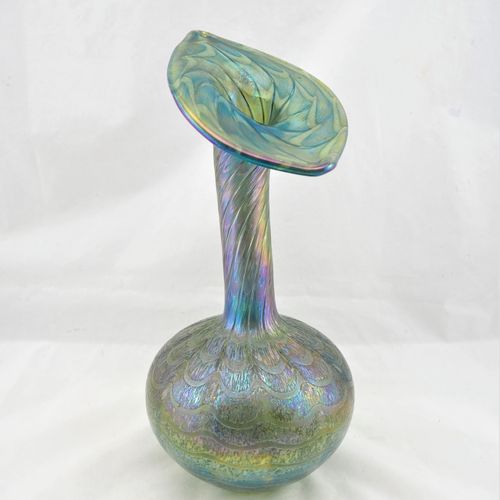 Art Nouveau vase made of glass, Rosenthal 新艺术风格的玻璃花瓶，罗森塔尔

由绿色玻璃制成，上面有彩虹色的波浪图案。下&hellip;