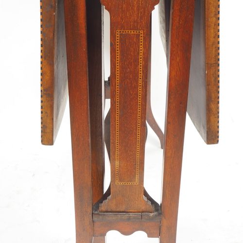 Side table, folding, England around 1900 边桌，折叠式，英国，1900年左右

由桃花心木制成，贴面和部分实心。有丝带镶&hellip;