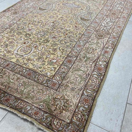Hereke, Turkey - silk carpet Hereke, Turquie - tapis en soie

noué à la main, so&hellip;