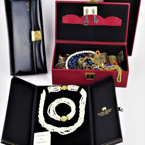 Convolute fashion jewelry 凝结的时尚珠宝

由淡水珍珠组成，镶嵌在原来的箱子里 - "Michel Mende, Paris"；镀金的&hellip;