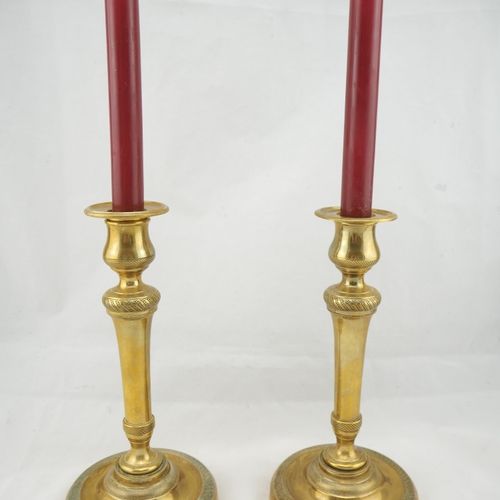 Pair of candlesticks, around 1800 一对烛台，1800年左右

古典主义的一对烛台，由黄铜或青铜制成，镀金。宽大的支架，在顶部有&hellip;