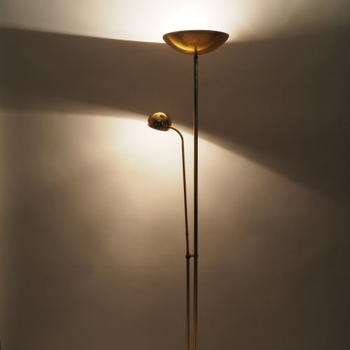 Floor lamp, 70s 落地灯，70年代

黄铜制成的框架，镀金。可作为天花板泛光灯和阅读灯使用。两者都可以调节，建立在沉重的支架上。电气功能正常（无保&hellip;