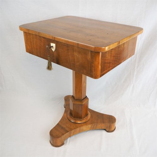 Sewing table, Biedermeier around 1820 缝纫桌，1820年左右的比德梅尔式缝纫桌

经典的，德国南部的缝纫桌，大约在1820&hellip;