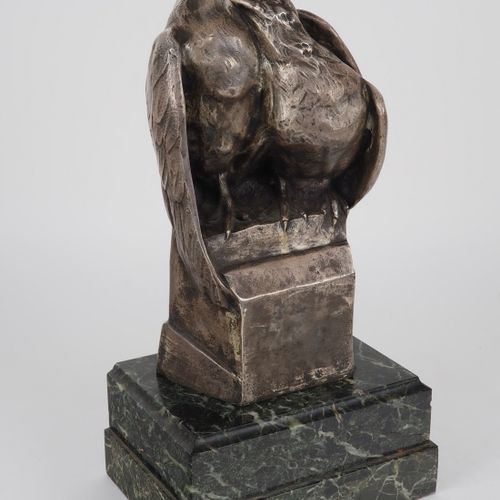Large bird sculpture around 1900 1900年左右的大鸟雕塑

青铜，在空心铸造中加工，镀银和抛光。雕塑是两只咕咕叫的鸽子，翅膀垂&hellip;