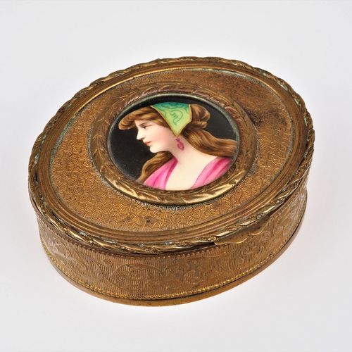 Small trinket box with porcelain image around 1850 1850年左右带瓷器图像的小饰品盒

椭圆形的小饰品盒，周&hellip;