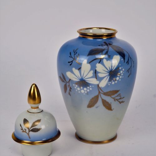 Lidded vessels, 50's, 2 pieces 有盖器皿，50年代，2件

瓷器呈白色和浅蓝色，有手绘的花卉图案和金色的工作人员。底部的 "Alk&hellip;