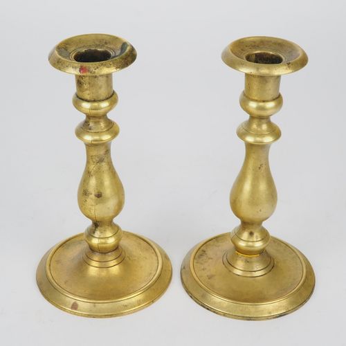 Pair of candlesticks around 1880 1880年左右的一对烛台

板状支架，异型轴，上部有出水口。实心黄铜。有岁月的痕迹。高18.5&hellip;