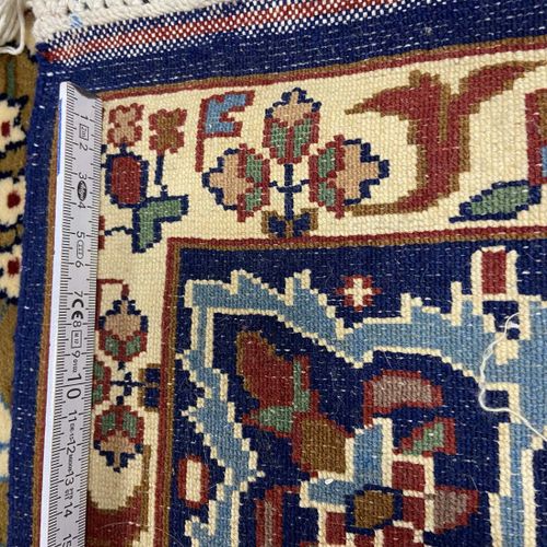 Handknotted oriental carpet, probably Pakistan 手工打结的东方地毯，可能来自巴基斯坦

新羊毛；约190x127c&hellip;