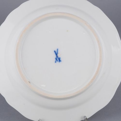 Plate Meissen 迈森瓷盘

白瓷，有花纹画和金边。釉面，底部有剑印。第二选择，50年代，完好无损。直径17.5厘米。



梅森瓷器

weißes&hellip;
