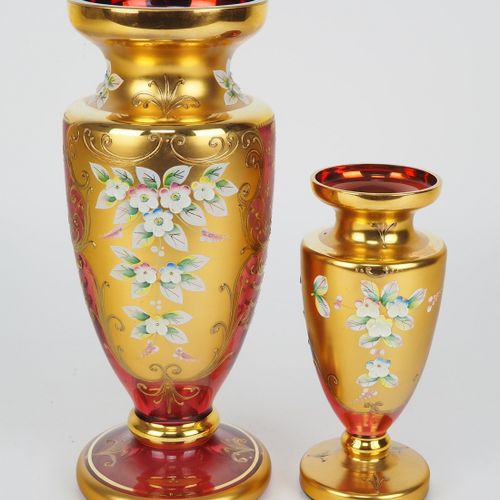 Two vases, Bohemia 两个花瓶，波西米亚

 由厚壁玻璃制成，红色，略带彩虹色。两个花瓶都吹成了圆顶的形状。丰富的金色装饰，亚光和部分高光。搪瓷&hellip;