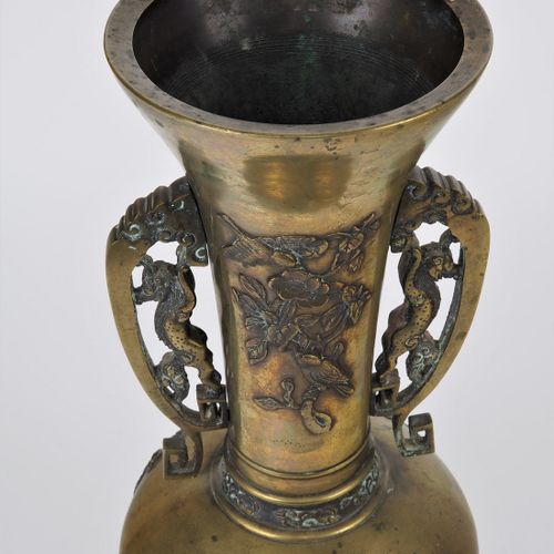 Large vase, brass 大花瓶，铜质

圆顶形花瓶，可能是中国20世纪初。黄铜制成，强烈隆起，浮雕花和鸟的图案。左边和右边的上半部分各有一个手柄，上&hellip;
