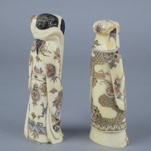 Pair of ivory figures Paar der Elfenbeinfiguren

Geschnitzte Figuren. Eine Frau &hellip;