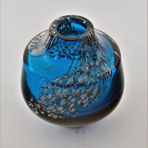 Artist vase, Maltese glass 艺术家花瓶，马耳他玻璃

非常厚的壁，浅蓝和深蓝的颜色，有浅色内含物。艺术性的塑形和着色。1960年左右马&hellip;