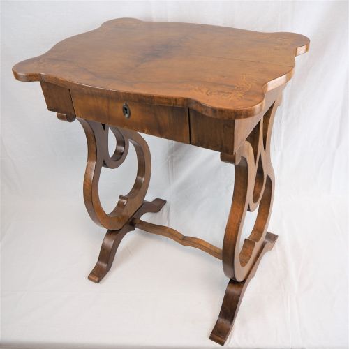 Sewing table, Biedermeier probably 1830 缝纫桌，可能是1830年的比德梅尔式缝纫桌

可能来自维也纳。胡桃木贴面的软木。&hellip;