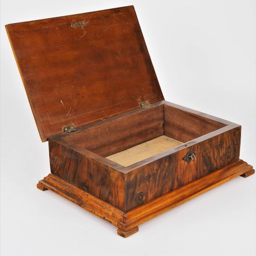 Jewelry box, 30s. Portagioie, anni '30.

Corpo in legno duro. Supporto e coperch&hellip;