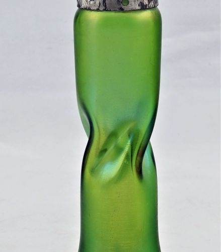 Small Art Nouveau vase 新艺术派小花瓶

透明玻璃，带绿色的色调，略带彩虹色。宽大的底座，向上渐变，上边缘有金属支架。支架上有小碎片，其他&hellip;