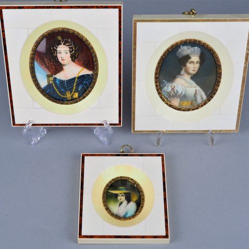 Three miniature paintings, portraits of women Tre dipinti in miniatura, ritratti&hellip;