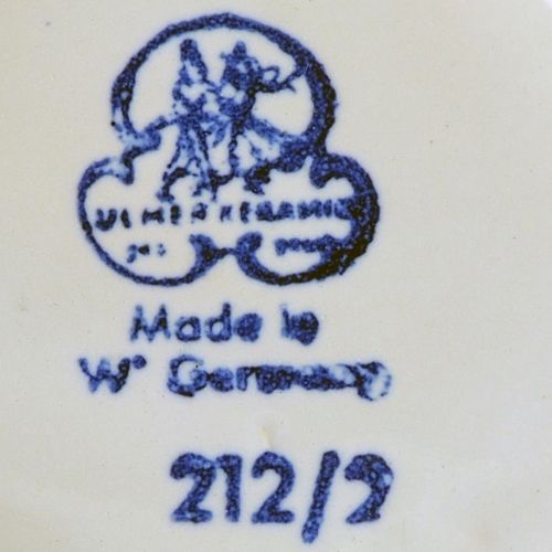 Bundle of Ulm ceramics Paquete de cerámica de Ulm

compuesto por una botella, cu&hellip;
