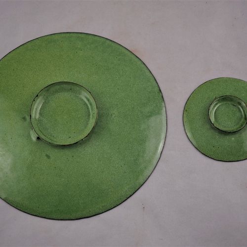 Set of enamel plates with folklore motif, 2 pieces Satz Emaille-Teller mit Folkl&hellip;