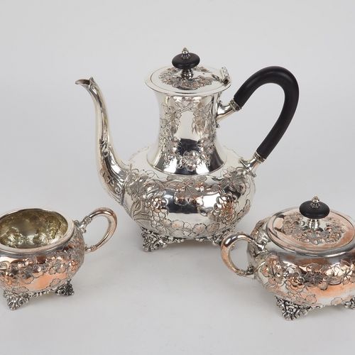 English tea service, silver plated 英国茶具，镀银

有丰富的葡萄和藤蔓叶子形状的凿刻装饰，每个脚都是玫瑰装饰品的形状。包括咖&hellip;
