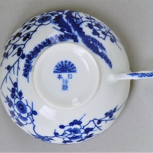 Convolute China Porcelain 中国瓷器

由六个手柄杯，一个带盖茶壶，一个带盖茶盒，一个带勺子的碗，两个小碗和一个大碗，8个不同大小的盘子&hellip;