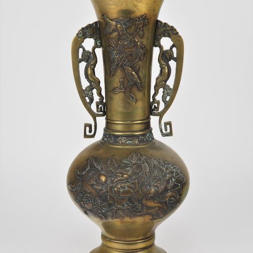 Large vase, brass Große Vase, Messing

Kuppelförmige Vase, vermutlich China, frü&hellip;