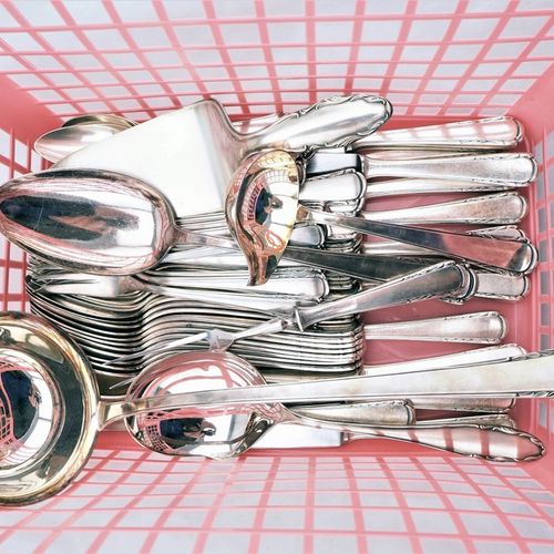 Extensive cutlery Umfangreiches Besteck

gekennzeichnet mit "Auerhahn". Aus Meta&hellip;