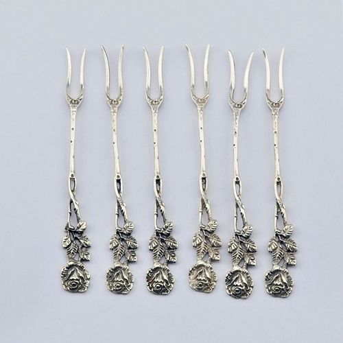 Set silver gables, 6 pieces 套装银檐叉，6件

带希尔德斯海姆玫瑰的双叉，打孔835.L.，每个9厘米，约24克



套装银质盖板&hellip;