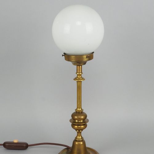 Table lamp around 1900 1900年左右的台灯

宽大的圆形支架由黄铜制成，包括一个铸铁配重。细长的异型轴。带E27插座的雨伞架连接在上面。&hellip;