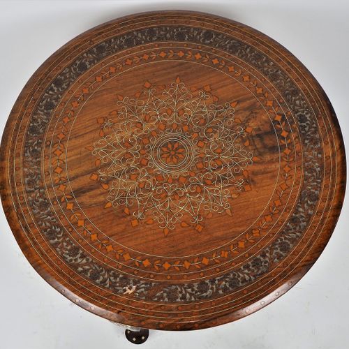 Round side table, Persia beginning 20th c. 圆形边桌，20世纪初的波斯。

 由实心硬木（可能是柚木）制成。圆形，有精&hellip;