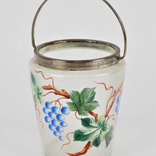 Handle bowl around 1900 1900年左右的拉手碗

由透明磨砂玻璃制成。圆锥形，有珐琅彩绘。上唇有metaqll支架和手柄。有老化的痕迹，&hellip;
