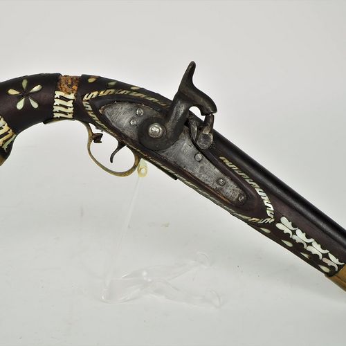 Afghan percussion pistol, mid 19th c. 阿富汗打击式手枪，19世纪中期。

精心制作的枪口装填武器，带有珍珠母镶嵌和黄铜部件&hellip;