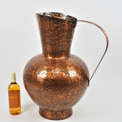 Oversized copper jug Pichet en cuivre surdimensionné

Avec anse et fortement bom&hellip;