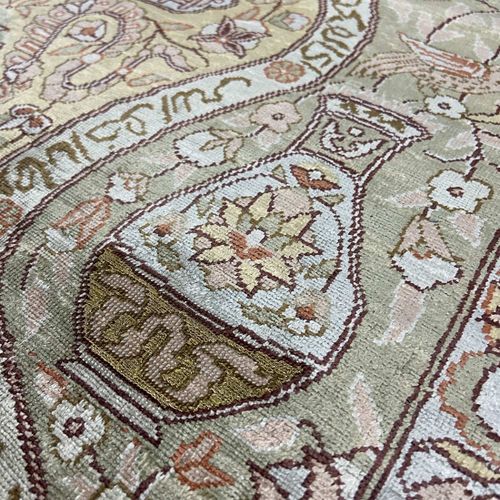 Hereke, Turkey - silk carpet Hereke, Turquie - tapis en soie

noué à la main, so&hellip;