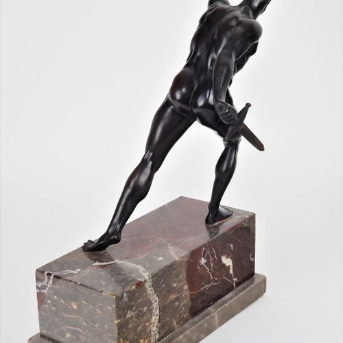 Bronze swordsman Espadachín de bronce

del tipo "espadachín borgiano", principio&hellip;