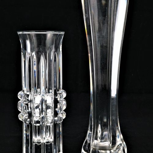 Two Vases 两个花瓶

厚实的透明玻璃。一次开到顶部，支架和上缘被切割，大约1900年，高24.5厘米。一次是带槽的形式和毛刺，可能是70年代，非常沉重&hellip;