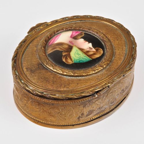 Small trinket box with porcelain image around 1850 1850年左右带瓷器图像的小饰品盒

椭圆形的小饰品盒，周&hellip;