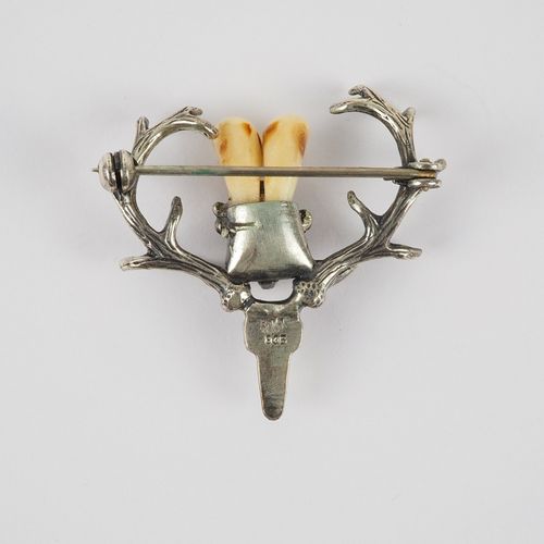 Silver brooch with grandel / deer tooth Silberbrosche mit Grandel/Hirschzahn

Fe&hellip;