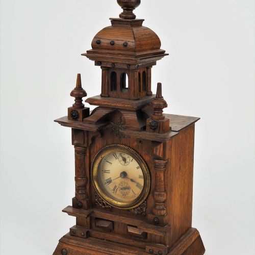 Table clock with alarm clock around 1890 1890年左右带闹钟的台钟

坚固的橡木箱，形状像一个小教堂。饰有黄铜装饰物，&hellip;