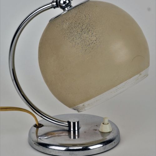 Table lamp 50s Tischlampe 50er Jahre

Lampenfuß aus verchromtem Metall, runder S&hellip;