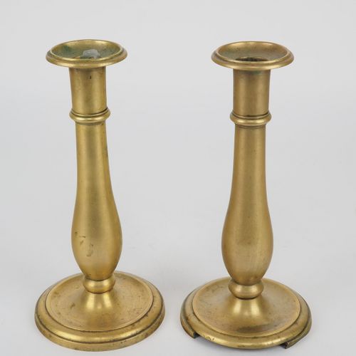 Pair of brass candlesticks 一对铜质烛台

板状的支架，有凸起的轴。上半部分有扣环。有使用过的痕迹，其中一个支架有部分丢失。德国约19&hellip;
