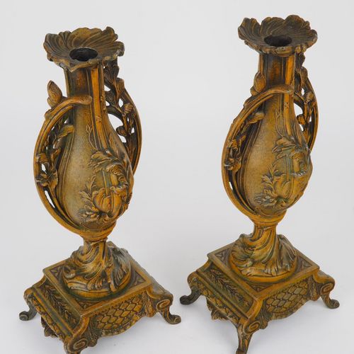 Pair of side plates/vases around 1880 1880年左右的一对边盘/花瓶

由金属制成，带褐色光泽，装饰有花和藤蔓。方形支架上&hellip;